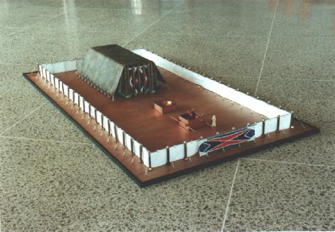 vue latérale du tabernacle avec la cour extérieure où l'on voit la cuve et l'autel d'airin (c) digital union