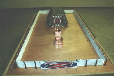 vue de face du tabernacle avec la cuve et l'autel d'airin alignés (c) digital union
